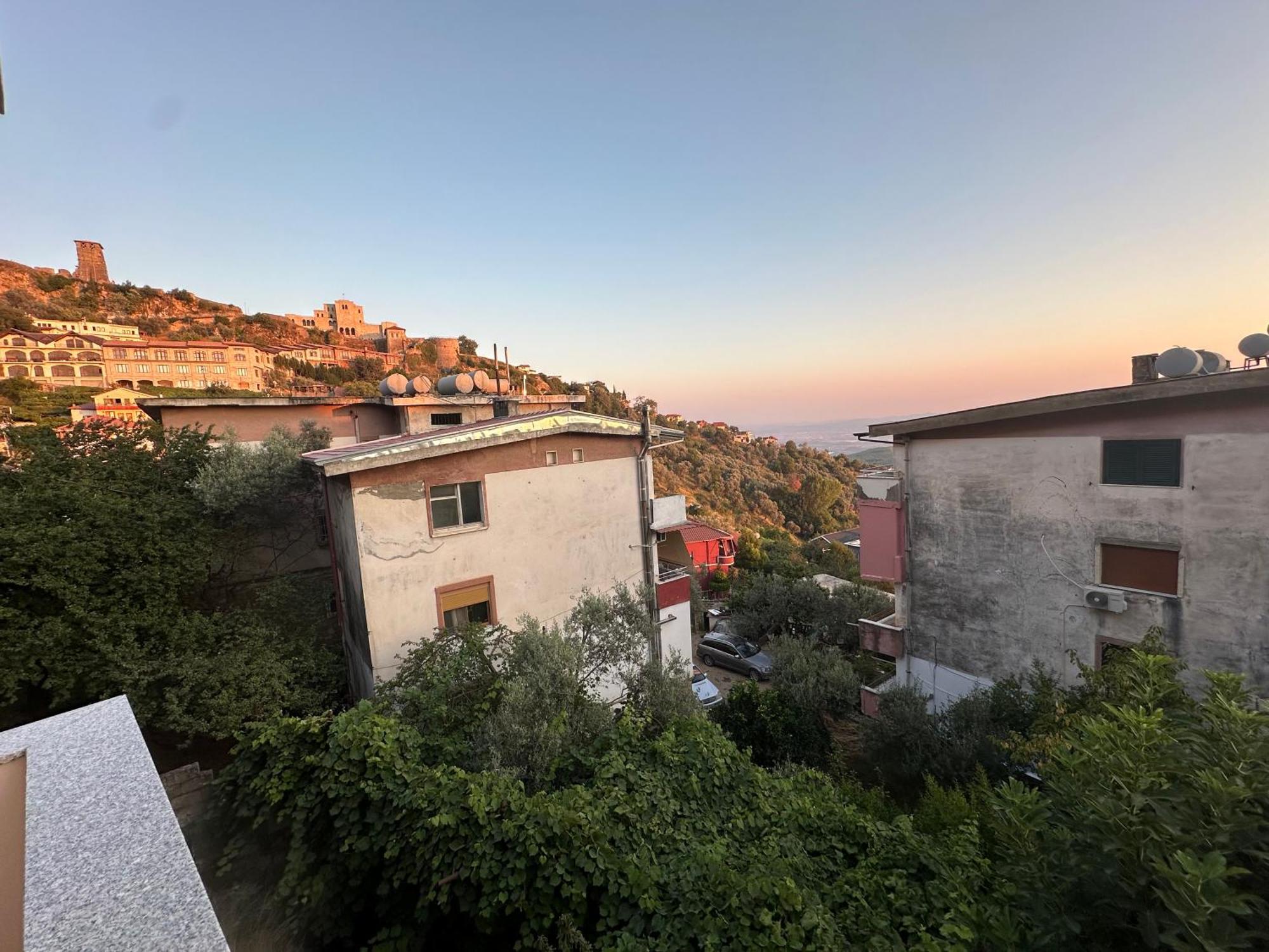 Guni Inn Krujë Buitenkant foto